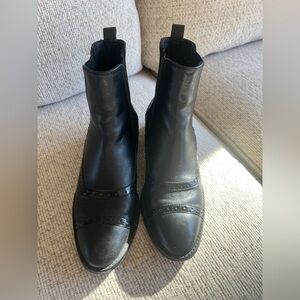 Massimo Dutti Chelsea boots made in Spain
